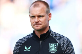 Huddersfield boss Manning leaves League One club