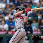 Braves place Sean Murphy on IL with fractured finger; sign Sandy León