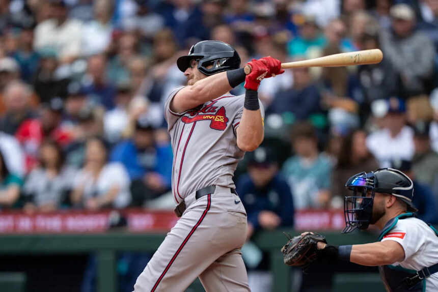 Braves place Sean Murphy on IL with fractured finger; sign Sandy León
