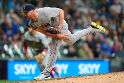 Veteran reliever Liam Hendriks agrees to a minor league deal with the Cubs, AP source says