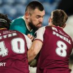 Saints hold off Giants to go top of Super League