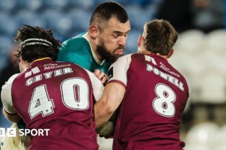 Saints hold off Giants to go top of Super League