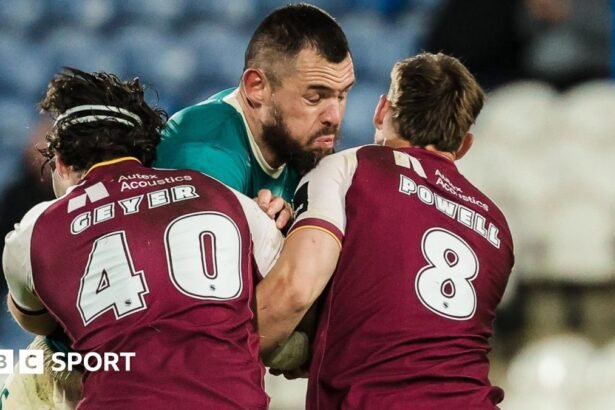 Saints hold off Giants to go top of Super League