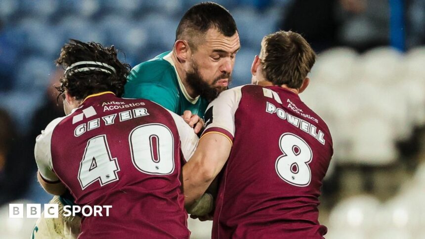 Saints hold off Giants to go top of Super League